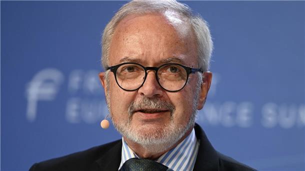 Korruptionsvorwürfe gegen ehemaligen EU-Förderbankchef Hoyer Stand von 2012 bis Ende vergangenen Jahres an der Spitze der Bank mit Sitz in Luxemburg: Werner Hoyer.