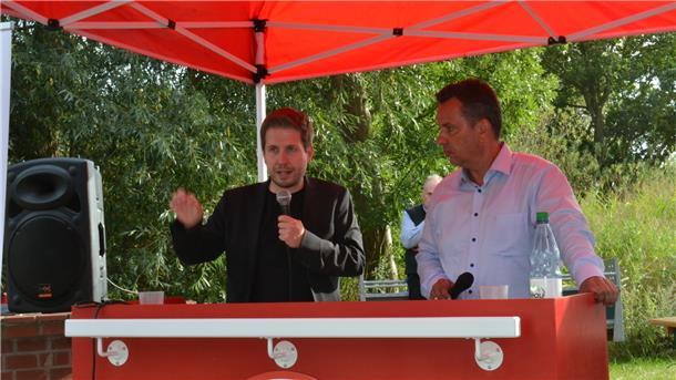 Standen den Bürgern in Dedesdorf Rede und Antwort: Generalsekretär Kevin Kühnert (links) und der Landtagsabgeordnete Oliver Lottke, beide SPD. Foto Hansen