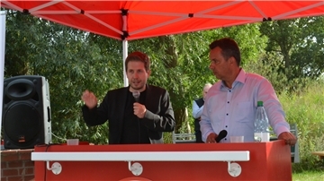Standen den Bürgern in Dedesdorf Rede und Antwort: Generalsekretär Kevin Kühnert (links) und der Landtagsabgeordnete Oliver Lottke, beide SPD. Foto Hansen