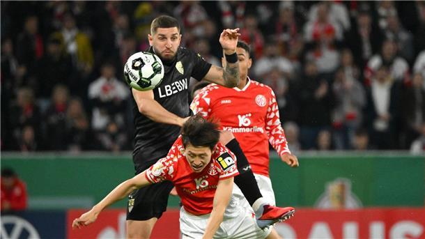 Standen sich nach gerade einmal 72 Stunden erneut gegenüber: der FSV Mainz 05 um Jae-Sung Lee (v.) und der VfB Stuttgart um Jeff Chabot.