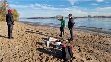 Standortbestimmung für die Probenentnahme am Schierloh-Strand in Brake: Franco Pasolini, Meinolf Leifert und Dr. Bruno Walther (von links) bei den Vorbereitungen.