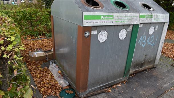 Standorte von Glas- oder auch Altkleidercontainern wie hier in Atens werden häufig als wilde Müllkippen missbraucht.