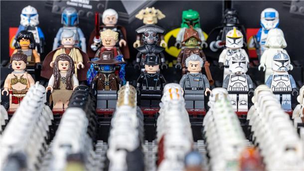 Star-Wars-Figuren von Lego werden zur Eröffnung der Thüringer Modellbaumesse „Modell Leben“ zum Verkauf angeboten. Was für manche Kinderspielzeug ist, hat für andere großen Wert. Nach zweijähriger coronabedingter Zwangspause findet die Veranstaltung nun wieder statt.