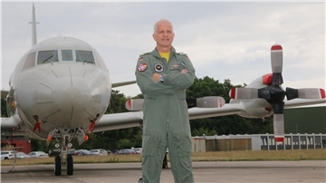 Kapitän zur See Oliver Ottmüller steht vor dem Seeaufklärer P-3C Orion. 