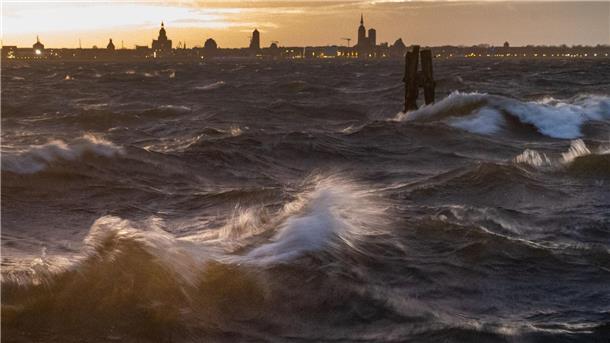 Dezemberwetter mit Stürmen bringt Ostsee frisches Wasser Starker Wellengang am Strand von Altefähr auf der Insel Rügen kurz vor Weihnachten.