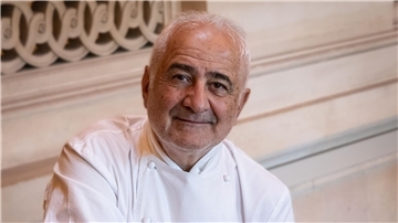 Starkoch Guy Savoy hat im diesjährigen Guide Michelin für Frankreich einen seiner drei Sterne verloren.