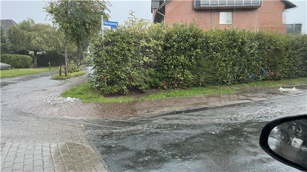 Starkregen hat den Marnkeweg in Spaden Mitte September unter Wasser gesetzt. Die Gullis konnten den Regen nicht mehr aufnehmen.