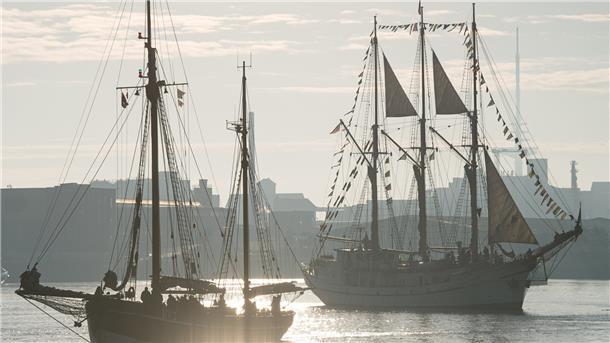 Start am Morgen in Bremen: Die "Großherzogin Elisabeth" und der Logger "BV2".
