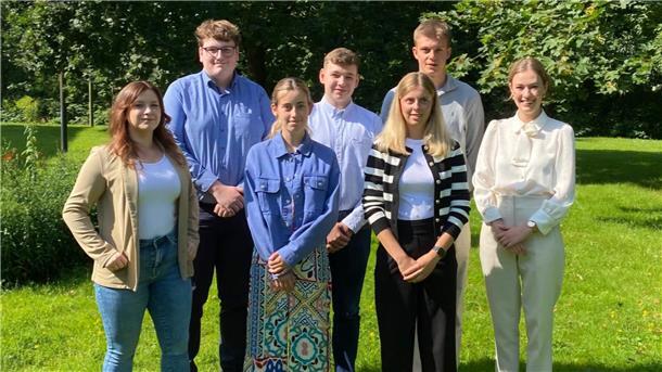 Start der Ausbildung beim Finanzamt Nordenham (von links): Franziska Knüpfer, Philipp Boyks, Ela Betül Cansever, Conner Alexander Freese, Majandra Hofschildt, Jan-Hendrick Offen und die Ausbildungsleiterin Pia-Charlotte Holthaus.