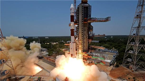 Indiens Sonnenmission gestartet - Mondrover im Schlafmodus Start der Trägerrakete mit dem Aditya-L1-Raumschiff im indischen Sriharikota. Das Land hat eine Mission in Richtung Sonne geschickt.