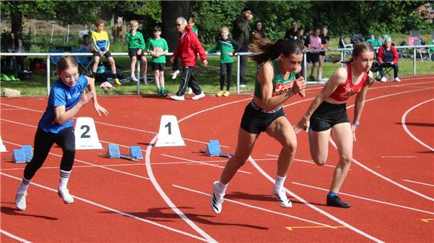 Leichtathletinnen kurz nach dem Start eines Sprints.
