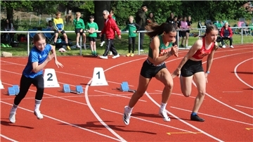 Leichtathletinnen kurz nach dem Start eines Sprints.
