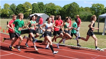 Läufer auf dem Sportplatz an der Startlinie