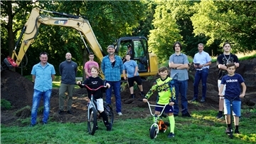 Startschuss für den Bike-Park: Initiator Michael Teßler (Zweiter von links) freut sich ebenso wie die Vertreter der Gemeinde und die Jugendlichen, dass es nun losgeht.