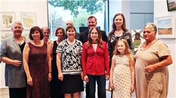 Stasya Zubova mit ihrer Malgruppe „Freie Vögel“: Sandra Augustin, Karen Baron, Monika Dreyer, Maria Kauer, Marion Markowski, Jana Schluckebier, Annika Steffens und Reika Charlotte Maiwald bei der Ausstellungseröffnung mit Bürgermeister Marc Breitenfeld.