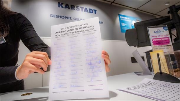 Statt auf Demonstrationen setzen die Karstadt-Mitarbeiter in Bremerhaven auf Unterschriften. Viele Kunden haben sich bereits in die Listen an den Kassen eingetragen.