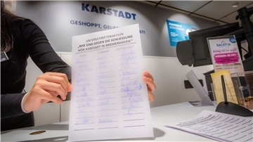 Statt auf Demonstrationen setzen die Karstadt-Mitarbeiter in Bremerhaven auf Unterschriften. Viele Kunden haben sich bereits in die Listen an den Kassen eingetragen.