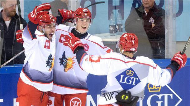Fehlpass-Festival der Pinguins mündet in CHL-Debakel gegen Grenoble Eine weiße Jubeltraube. Die Eishockeyspieler von Grenoble hatten viel zu feiern.