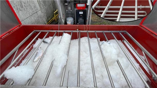 ttz und FBG entwickeln System zur Rückgewinnung von Kälteenergie Rest-Eis in einem roten Container mit Rohrsystem