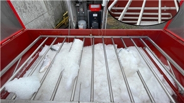 Rest-Eis in einem roten Container mit Rohrsystem
