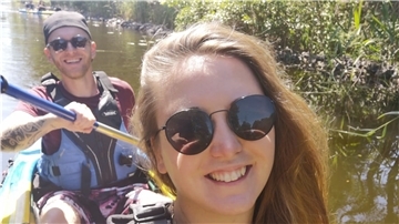 Statt „Work & Travel“ in Kanada, erst einmal paddeln auf der Mecklenburgischen Seenplatte: Die Bremerhavener Weltenbummler Raphael Klees und Vanessa Stalmierski geben nicht auf. 