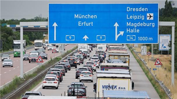 Deutschland steht staureiches Wochenende bevor Stau auf der A9 bei Leipzig.