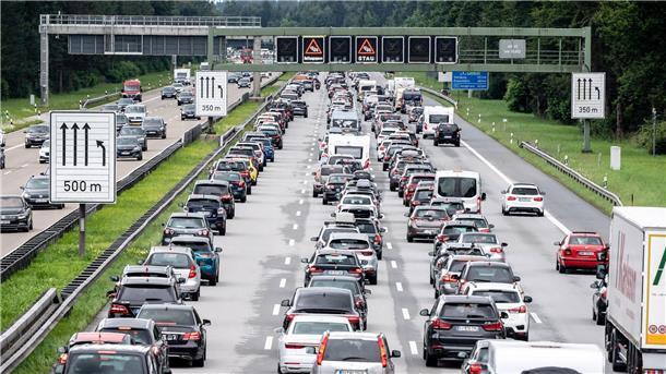 Stau auf einer Autobahn: Mit dem Einsatz des neuen Betriebssystems AutobahnOS sollen unter anderem Umleitungen frühzeitig angezeigt werden.
