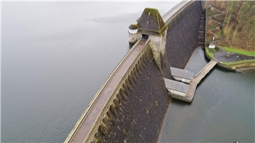 Staudämme schränken den natürlichen Sedimenttransport der Flüsse ein.