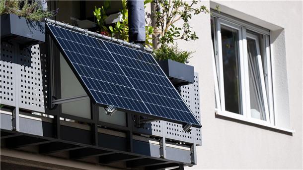 Stecker-Solaranlagen für den Balkon können die eigene Stromrechnung senken. Ihre Zahl ist zuletzt stark gestiegen.