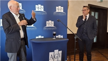 Stefan Aust, Journalist und Buchautor, führte bei der AGV-Versammlung in Bremervörde eine lange Mängelliste für den deutschen Staat auf. Rechts AGV-Vorsitzender Dr. Michael Schröder.