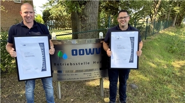 Stefan Behrens (links) und Ralf Kneehans präsentieren stolz ihre Meisterbriefe.