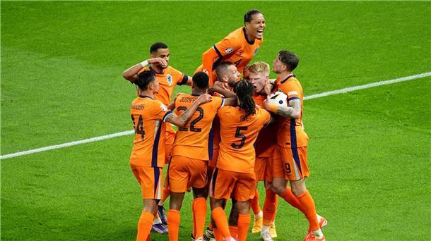 Oranje-Party in Berlin - Erdogan-Beistand hilft Türken nicht Stefan de Vrij (M) wird nach seinem Tor zum 1:1 von den Mitspielern umjubelt.