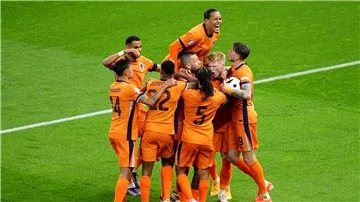 Stefan de Vrij (M) wird nach seinem Tor zum 1:1 von den Mitspielern umjubelt.