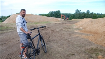 Stefan Ehrich, Vorsitzender des RSC Geestland, beobachtet gespannt die vorbereitenden Arbeiten für die hochmoderne BMX-Rennstrecke in Langen.