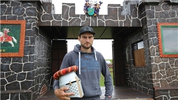 Stefan Kaiser gehört zur neunten Generation der Showgruppe Kaiser. Mehr als einen Monat lang ist er mit seinem Team und den Ritterspielen in Tossens.