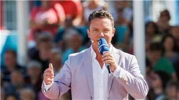 Stefan Mross wird auch künftig die Show „Immer wieder sonntags“ moderieren.