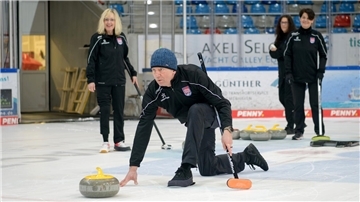 Stefan Reis beim Curling spielen. 