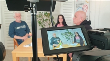 Stefan Schreiber (links) und Doreen Schmidt vom Mehrgenerationenhaus im Gespräch mit Torsten Folge, Studioleiter von Radio Weser TV.
