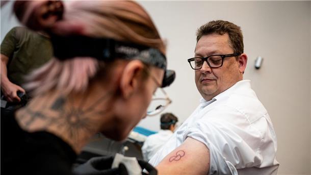 Abgeordnete lassen sich Organspende-Tattoos tätowieren Stefan Schwartze lässt sich ein Organspende-Tattoo stechen.