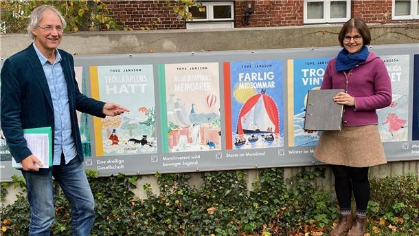 Stefan Tönjes und Barbara Müller vom Vorstand der Kulturstiftung Wesermarsch vor einer Präsentation des Tove-22-Projekt im Braker Museumsgarten. Die Kulturstiftung hatte es mit 3.000 Euro unterstützt. In dem Aktenordner befinden sich die Förderrichtlinien, in denen nun ein Passus geändert wurde.