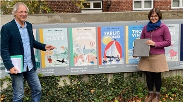 Stefan Tönjes und Barbara Müller vom Vorstand der Kulturstiftung Wesermarsch vor einer Präsentation des Tove-22-Projekt im Braker Museumsgarten. Die Kulturstiftung hatte es mit 3.000 Euro unterstützt. In dem Aktenordner befinden sich die Förderrichtlinien, in denen nun ein Passus geändert wurde.