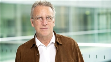 Ein Mann mit Wildlederjacke