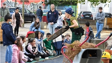 Stefanie Ludmilla Euler zählte mit ihrem Figurentheater zu den Programmpunkten der Aktionstage auf dem Leher Pausenhof.