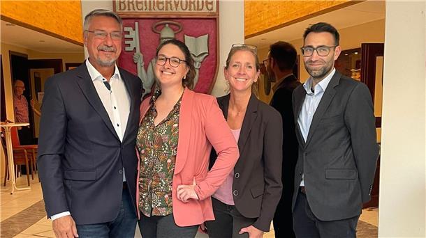 Stefanie Paap und Dr. Claudia Fries, Vorstand der Bezirksgruppe Stade des FVDZ, begrüßten den Landesvorsitzenden Dr. Markus Braun und das Bundesvorstandsmitglied Anne Szablowski in Bremervörde.