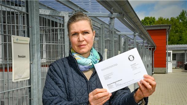 Stefanie Rogal, Vorsitzende des Bremerhavener Tierschutzvereins, zeigt den Befund der Tierärztlichen Hochschule Hannover.