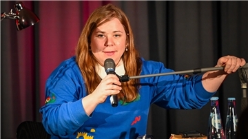 Eine Frau hält ein Mikrofon: Stefanie Sargnagel bei den Literarischen Wochen in Bremerhaven.