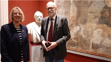 Stefanie Seyfarth begrüßte Professor Dr. Uwe Meiners, den Präsidenten der Oldenburgischen Landschaft. Beide stehen vor einer Büste des Marschendichters Hermann Allmers (1821 bis 1902), dessen Werk ebenfalls zum kulturellen Erbe der Wesermarsch gehört.