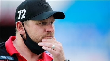 Steffen Baumgart, Trainer von Paderborn, mit heruntergezogener Gesichtsmaske vor dem Spiel gegen RB Leipzig.