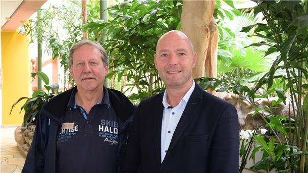Mit Videos: So wird im Aqua Mundo in Tossens das Wasser aufbereitet Steffen Lange und Mark Schuur stehen vor Pflanzen im Aqua Mundo Schwimmbad in Tossens.