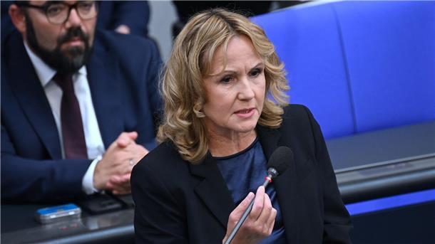 Lemke legt neue Vorschläge zum Umgang mit dem Wolf vor Steffi Lemke (Bündnis 90/Die Grünen), Bundesministerin für Umwelt, Naturschutz, nukleare Sicherheit und Verbraucherschutz, beantwortet Fragen.